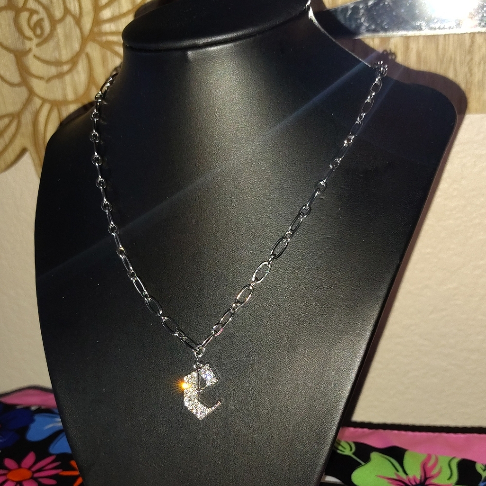 Elegant Silver Necklace with Sparkling Pendant